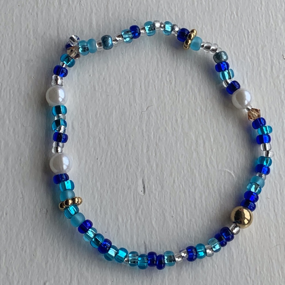 Blue and white toned seed bead bracelet white pearls gold beads stretchy